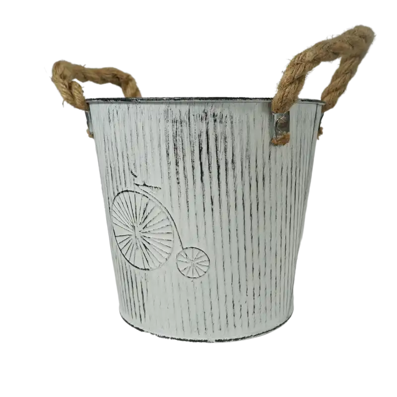 Metalowa doniczka w białym kolorze z widocznymi uchwytami ze sznura jutowego. Elegancki dodatek do roślin doniczkowych.