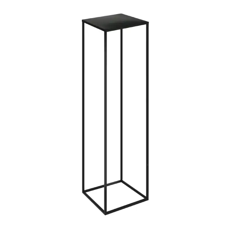 Czarny stojak metalowy o wysokości 130 cm i podstawie 24x24 cm. Minimalistyczna konstrukcja w stylu loft idealna do ekspozycji roślin, świec lub dekoracji okolicznościowych.