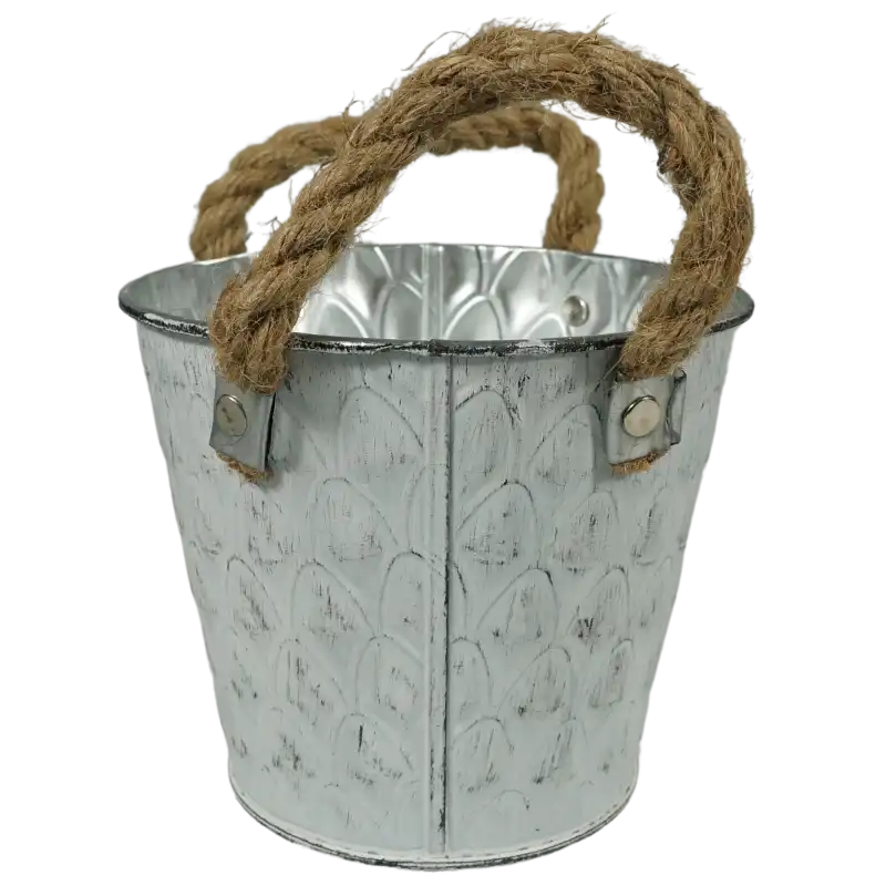 Metalowa osłonka na zioła o średnicy 14 cm, ukazująca detale wykonania oraz fakturę postarzanego metalu. Estetyczny dodatek z uchwytami ze sznurka.