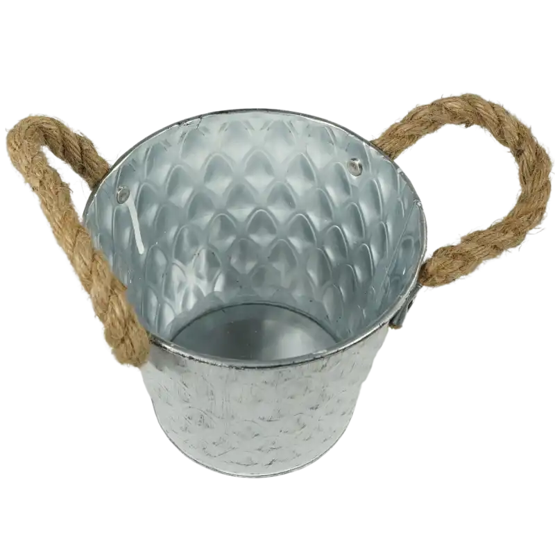 Ujęcie z góry na wnętrze metalowej osłonki 14 cm w kształcie wiaderka. Widoczna struktura materiału i sposób montażu uchwytów ze sznura.