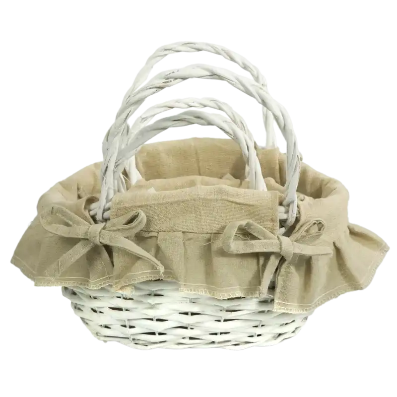 Zestaw dwóch bielonych koszy wiklinowych z lnianym materiałem, falbanką i kokardami. Większy kosz 27 cm, mniejszy 21 cm, oba z wygodnymi uchwytami.