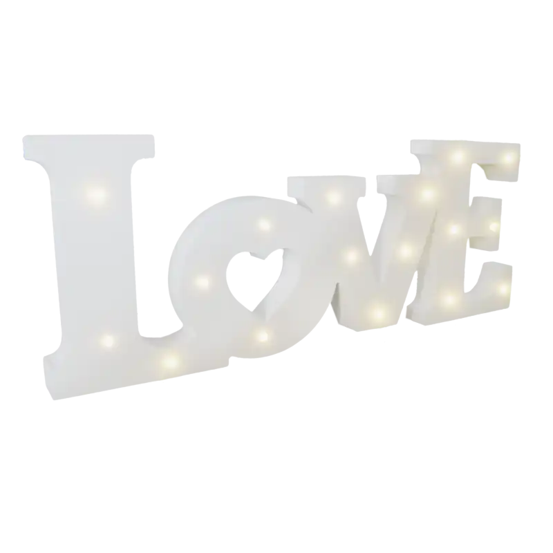 Biały napis LOVE 44 cm z włączonymi światłami LED, ujęty pod lekkim kątem. Drewniana dekoracja o wysokości 16 cm, idealna do stworzenia romantycznego nastroju w domu.