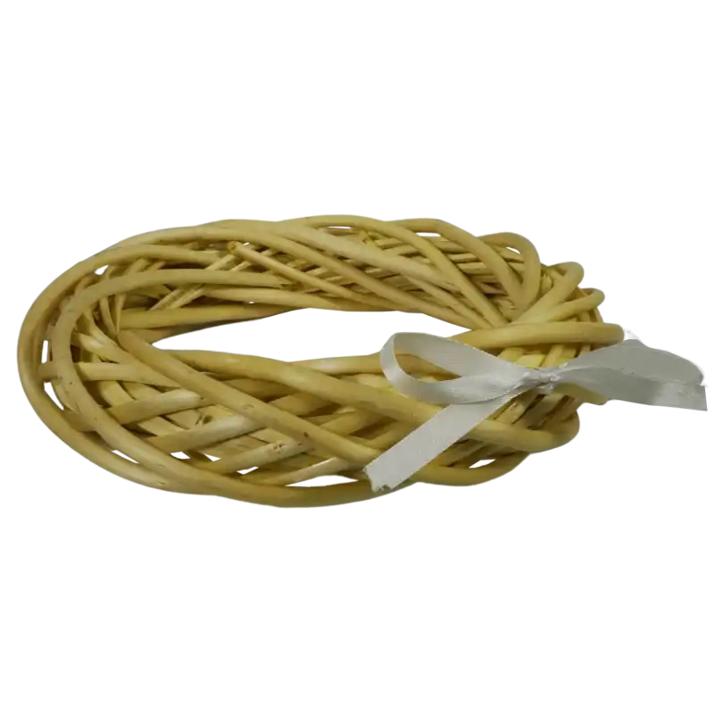 Prezentacja naturalnego wianka wiklinowego 25 cm z kokardą umieszczoną po prawej stronie, gotowa baza do ozdób.