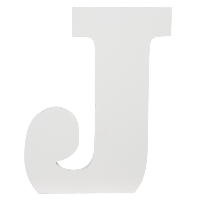 Biała drewniana litera J o wysokości 15 cm i szerokości 13 cm. Ozdoba posiada stabilną podstawę, idealna do personalizacji wnętrz.
