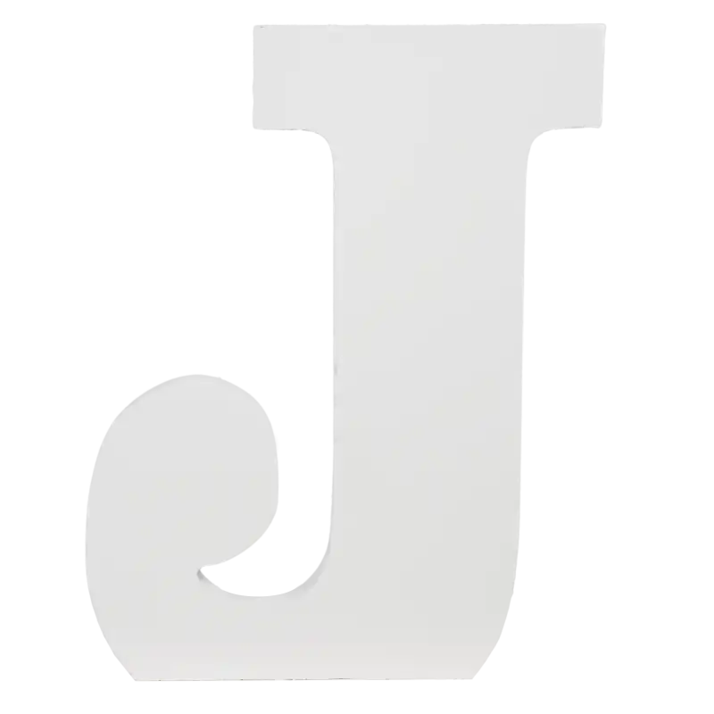 Biała drewniana litera J o wysokości 15 cm i szerokości 13 cm. Ozdoba posiada stabilną podstawę, idealna do personalizacji wnętrz.