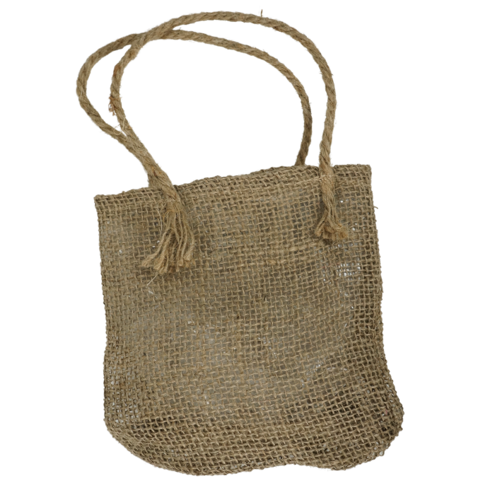 Widok z przodu na torebkę jutową o wysokości 30 cm. Wykonana z naturalnego materiału, wyposażona w plecione uchwyty.