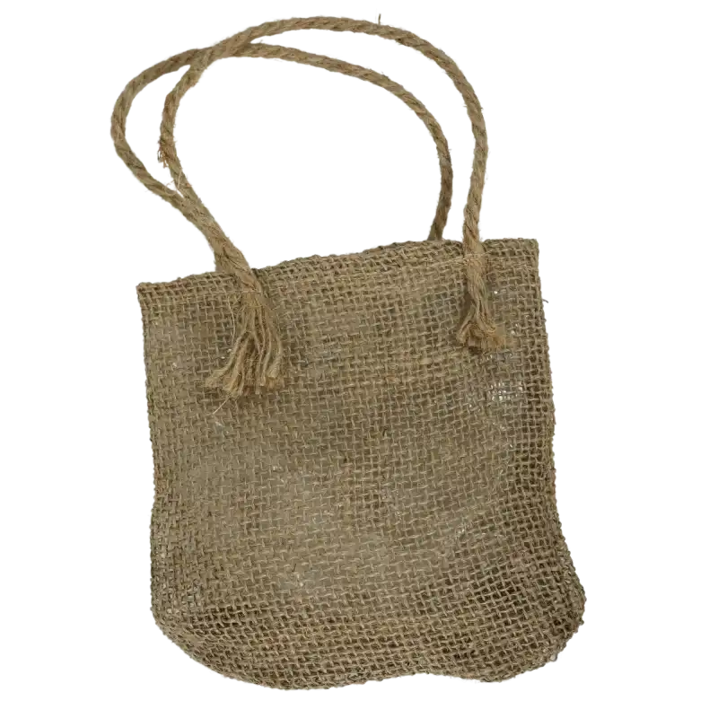 Widok z przodu na torebkę jutową o wysokości 30 cm. Wykonana z naturalnego materiału, wyposażona w plecione uchwyty.