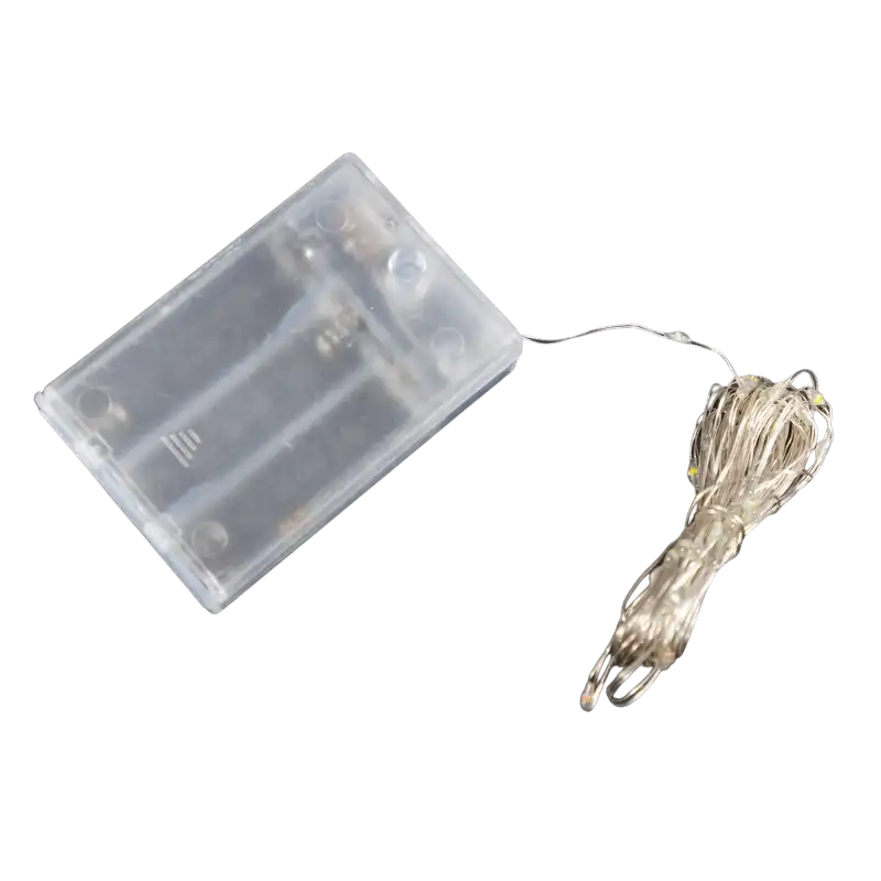 Zbliżenie na plastikowy moduł zasilający na 3 baterie AA z widocznym przełącznikiem ON/OFF. Element zestawu lampek LED, pozwalający na łatwe ukrycie zasilania w dekoracjach.