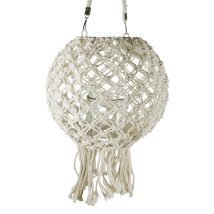 Lampion boho o wysokości 60 cm wykonany z makramy na metalowym stelażu ze szklanym wkładem na świecę i ozdobnymi frędzlami.