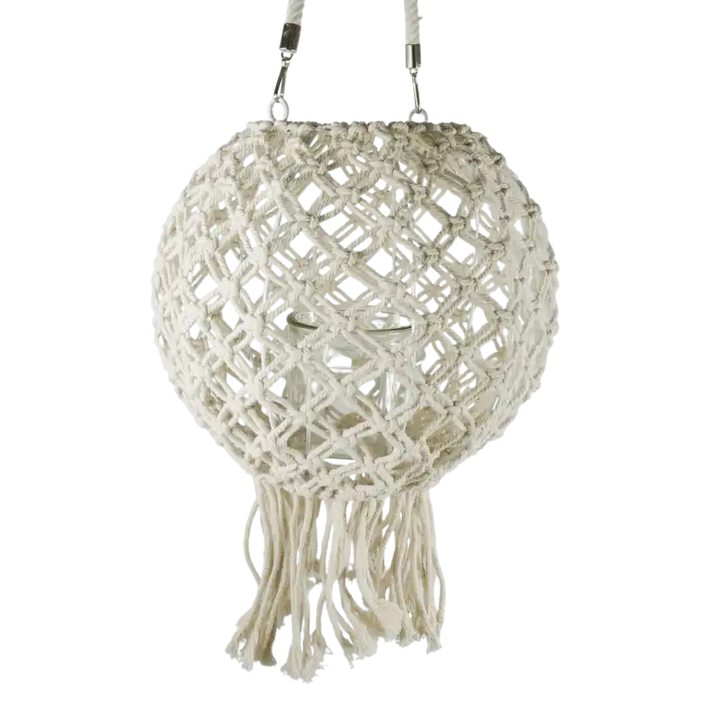 Lampion boho o wysokości 60 cm wykonany z makramy na metalowym stelażu ze szklanym wkładem na świecę i ozdobnymi frędzlami.
