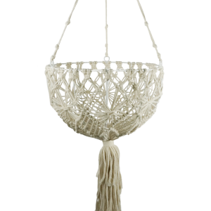 Wiszący kwietnik z makramy o średnicy 30 cm w stylu boho. Posiada ozdobne frędzle i metalowy stelaż, idealny do prezentacji roślin w salonie.