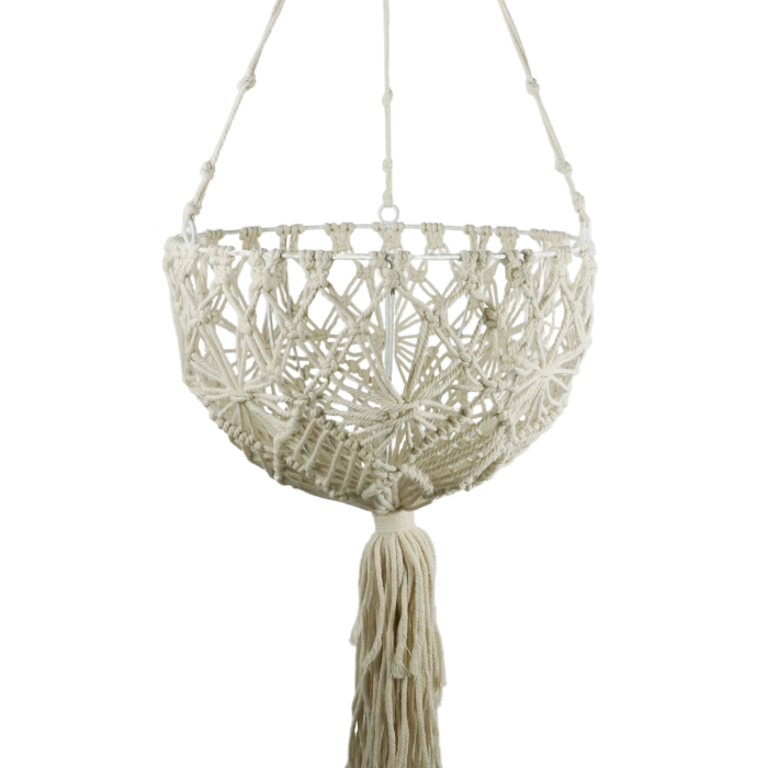 Wiszący kwietnik z makramy o średnicy 30 cm w stylu boho. Posiada ozdobne frędzle i metalowy stelaż, idealny do prezentacji roślin w salonie.