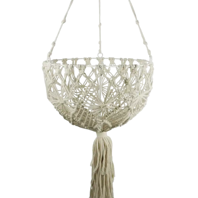 Wiszący kwietnik z makramy o średnicy 30 cm w stylu boho. Posiada ozdobne frędzle i metalowy stelaż, idealny do prezentacji roślin w salonie.