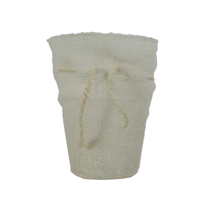 Biała jutowa osłonka o wysokości 17 cm. Naturalny dodatek z praktycznym wkładem ochronnym, który podkreśli każdą roślinę.