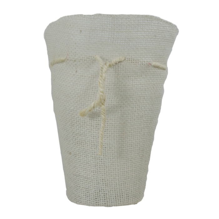 Biała jutowa osłonka 20 cm z dekoracyjnym sznurkiem. Naturalny design z praktycznym plastikowym wkładem do kwiatów.