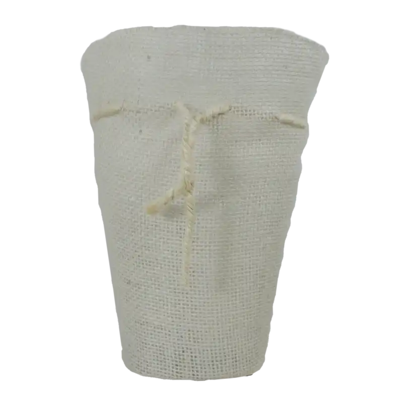 Biała jutowa osłonka 20 cm z dekoracyjnym sznurkiem. Naturalny design z praktycznym plastikowym wkładem do kwiatów.