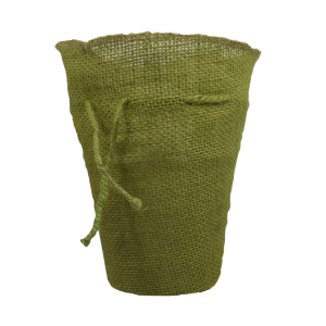 Zielona jutowa osłonka o wysokości 20 cm z ozdobnym sznurkiem do regulacji kołnierza. Wykonana z naturalnego materiału, posiada praktyczny wkład plastikowy, który pozwala bezpiecznie umieścić wewnątrz doniczkę z kwiatami.