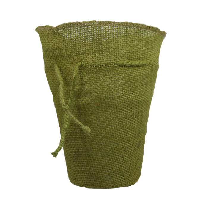 Zielona jutowa osłonka o wysokości 20 cm z ozdobnym sznurkiem do regulacji kołnierza. Wykonana z naturalnego materiału, posiada praktyczny wkład plastikowy, który pozwala bezpiecznie umieścić wewnątrz doniczkę z kwiatami.