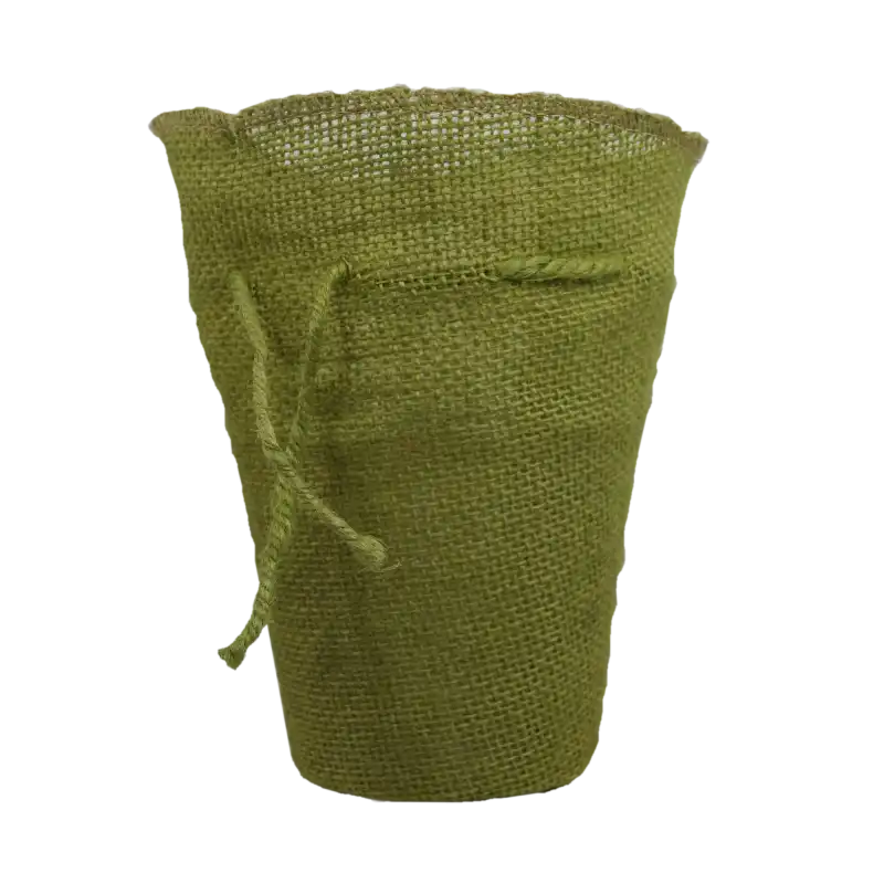 Zielona jutowa osłonka o wysokości 20 cm z ozdobnym sznurkiem do regulacji kołnierza. Wykonana z naturalnego materiału, posiada praktyczny wkład plastikowy, który pozwala bezpiecznie umieścić wewnątrz doniczkę z kwiatami.