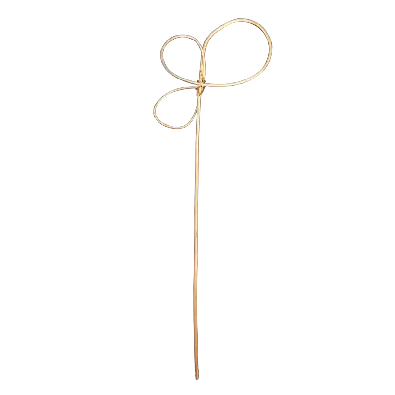 Złote ozdoby rattanowe sprężynki o długości 47 cm. Dekoracyjny element w kształcie pętli, idealny do asymetrycznych kompozycji florystycznych i bukietów.