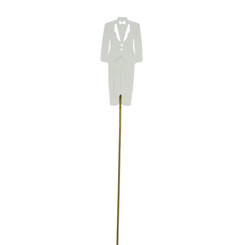 Pojedynczy drewniany topper Pan Młody w kolorze białym postarzanym o całkowitej długości 28 cm na piku. Idealne artykuły dekoracyjne na tort.
