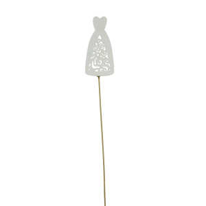 Topper na tort Panna Młoda wykonany z drewna w kolorze białym postarzanym. Ozdoba ma 28 cm długości całkowitej, a figurka mierzy 8 cm na 4 cm. Idealny artykuł dekoracyjny na ślub.