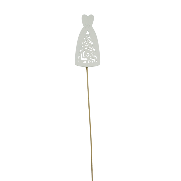 Topper na tort Panna Młoda wykonany z drewna w kolorze białym postarzanym. Ozdoba ma 28 cm długości całkowitej, a figurka mierzy 8 cm na 4 cm. Idealny artykuł dekoracyjny na ślub.