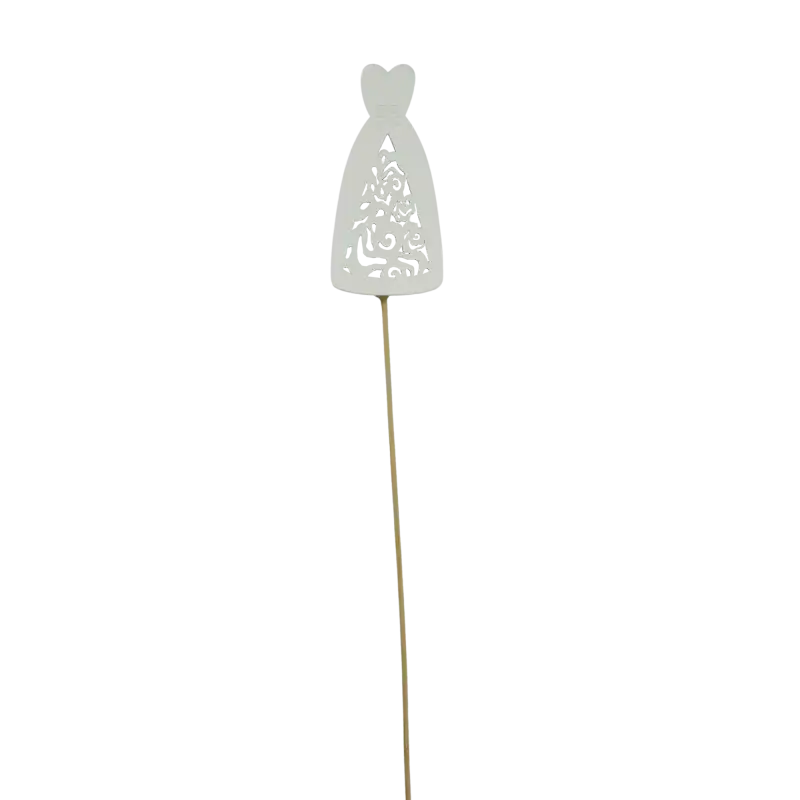 Topper na tort Panna Młoda wykonany z drewna w kolorze białym postarzanym. Ozdoba ma 28 cm długości całkowitej, a figurka mierzy 8 cm na 4 cm. Idealny artykuł dekoracyjny na ślub.