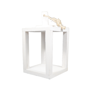 Biały drewniany lampion dekoracyjny 20 cm o minimalistycznej formie z praktycznym sznurkiem do zawieszenia.