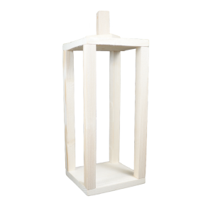Drewniany lampion dekoracyjny o wysokości 34 cm w minimalistycznym stylu. Naturalne drewno sprawia, że jest to uniwersalna ozdoba do salonu, na balkon lub taras, idealna na świece typu tealight.