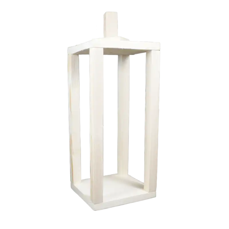 Drewniany lampion dekoracyjny o wysokości 34 cm w minimalistycznym stylu. Naturalne drewno sprawia, że jest to uniwersalna ozdoba do salonu, na balkon lub taras, idealna na świece typu tealight.