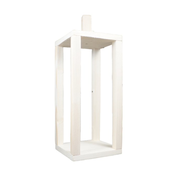 Minimalistyczny lampion wykonany z naturalnego drewna. Prosta konstrukcja pozwala na dowolną aranżację wnętrza, w tym umieszczenie w środku świec, kwiatów doniczkowych lub lasu w słoiku.