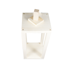 Zbliżenie na górną część drewnianego lampionu o wysokości 34 cm. Widoczna prosta konstrukcja oraz minimalistyczny uchwyt, podkreślające naturalny charakter dekoracji.