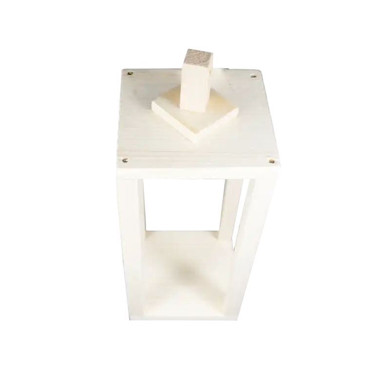 Zbliżenie na górną część drewnianego lampionu o wysokości 34 cm. Widoczna prosta konstrukcja oraz minimalistyczny uchwyt, podkreślające naturalny charakter dekoracji.