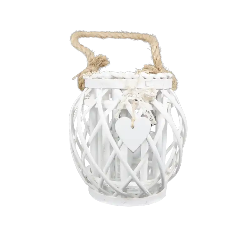 Biały drewniany lampion o wysokości 22 cm z ażurową strukturą, jutowym uchwytem i ozdobnym drewnianym serduszkiem.
