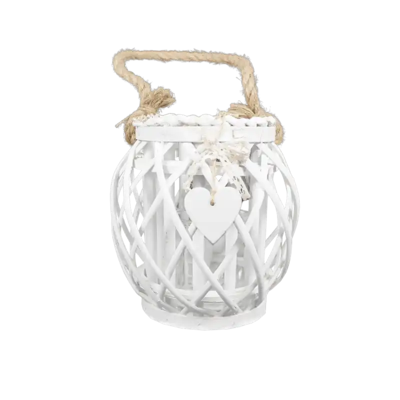 Biały lampion z wiklinowo-drewnianym wykończeniem, wyposażony w szklany wkład zapewniający bezpieczne użytkowanie.