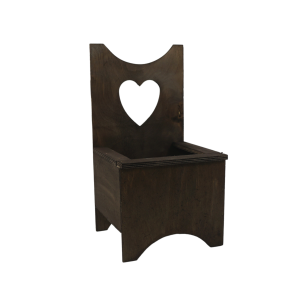 Drewniany kwietnik 34 cm w kolorze palisander z wyciętym sercem. Ujęcie z perspektywy, prezentujące konstrukcję stojaka z miejscem na doniczkę oraz jego profilowane nóżki.