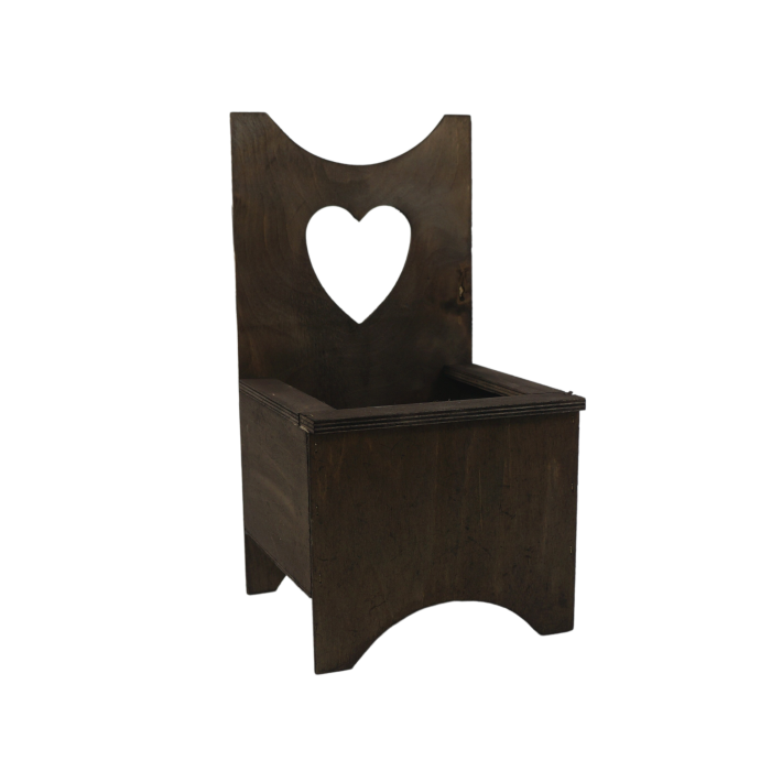 Drewniany kwietnik 34 cm w kolorze palisander z wyciętym sercem. Ujęcie z perspektywy, prezentujące konstrukcję stojaka z miejscem na doniczkę oraz jego profilowane nóżki.