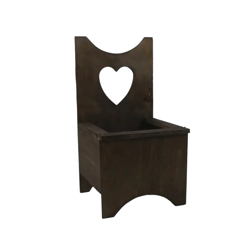 Drewniany kwietnik 34 cm w kolorze palisander z wyciętym sercem. Ujęcie z perspektywy, prezentujące konstrukcję stojaka z miejscem na doniczkę oraz jego profilowane nóżki.