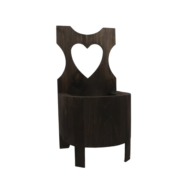 Drewniany kwietnik 50 cm w kolorze palisander z wyciętym motywem serca. Ten stojak kwietnik drewniany o wysokości 50 cm to funkcjonalna ozdoba tarasu i ogrodu.