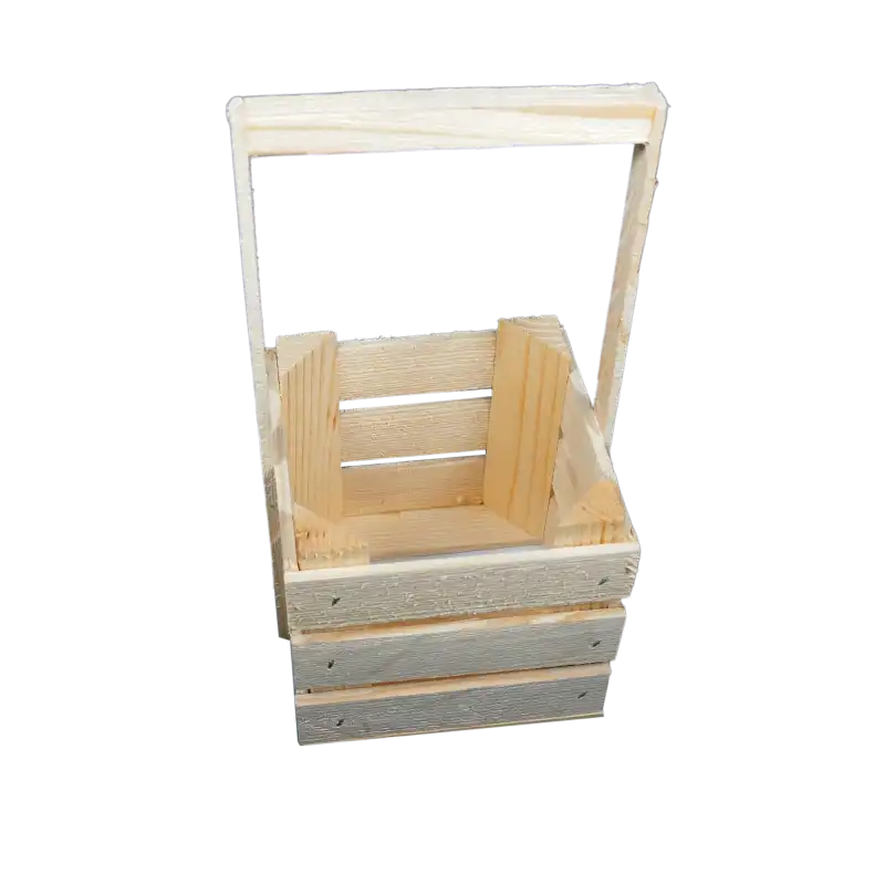 Naturalna drewniana skrzynka z rączką prezentowana pod kątem, ukazującym kwadratowe wnętrze o wymiarach 14x14 cm. Wszechstronna baza do decoupage lub kompozycji kwiatowych.