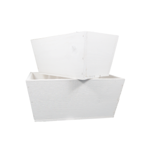 Komplet dwóch prostokątnych skrzynek balkonowych z drewna. Większa skrzynka ma wymiary 30x20x13 cm, mniejsza 26x16x13 cm. Idealne jako osłonki na kwiaty i dekoracje.