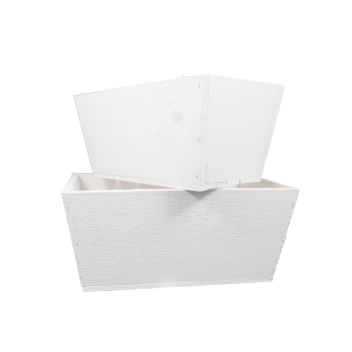 Komplet dwóch prostokątnych skrzynek balkonowych z drewna. Większa skrzynka ma wymiary 30x20x13 cm, mniejsza 26x16x13 cm. Idealne jako osłonki na kwiaty i dekoracje.