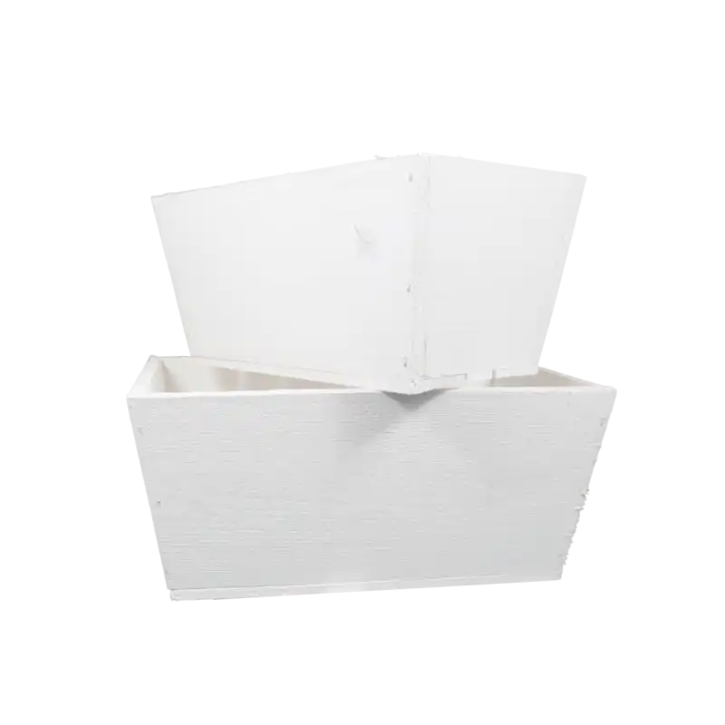Komplet dwóch prostokątnych skrzynek balkonowych z drewna. Większa skrzynka ma wymiary 30x20x13 cm, mniejsza 26x16x13 cm. Idealne jako osłonki na kwiaty i dekoracje.