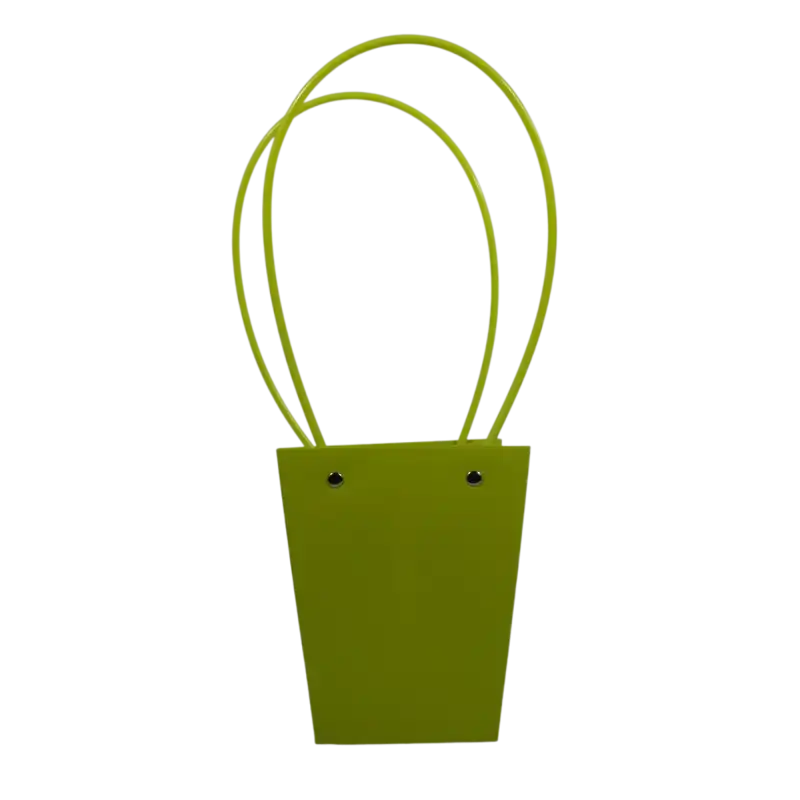 Zbliżenie na limonkową torebkę na kwiaty o wysokości 36 cm. Widoczne metalowe nity mocujące uchwyty oraz gładka powierzchnia dekoracyjnego opakowania.