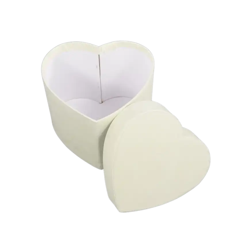 Widok z góry na wnętrze miętowego flowerboxa o wysokości 15 cm. Welurowy materiał i kształt serca.