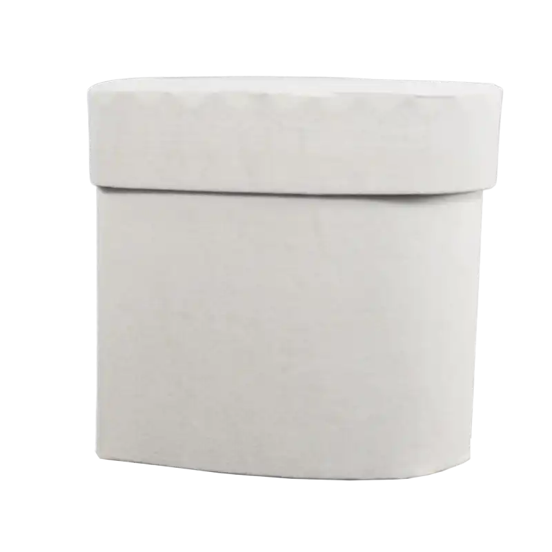 Jasnoszare pudełko na kwiaty o wysokości 15 cm wykończone przyjemnym w dotyku welurowym materiałem. Prosta forma w kształcie serca.
