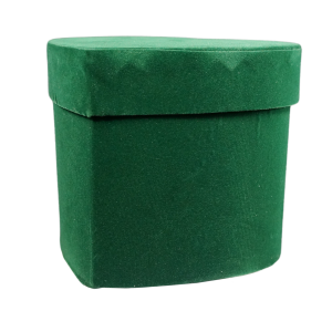 Zamknięty flowerbox welurowy 15 cm w kolorze zielonym. Pudełko w kształcie serca stanowi elegancki artykuł dekoracyjny.