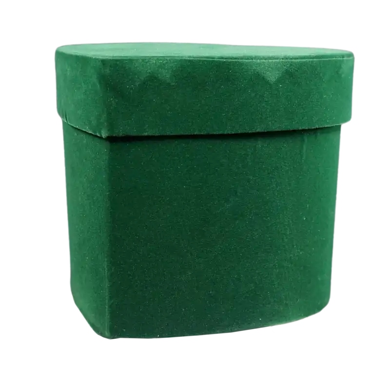 Zamknięty flowerbox welurowy 15 cm w kolorze zielonym. Pudełko w kształcie serca stanowi elegancki artykuł dekoracyjny.