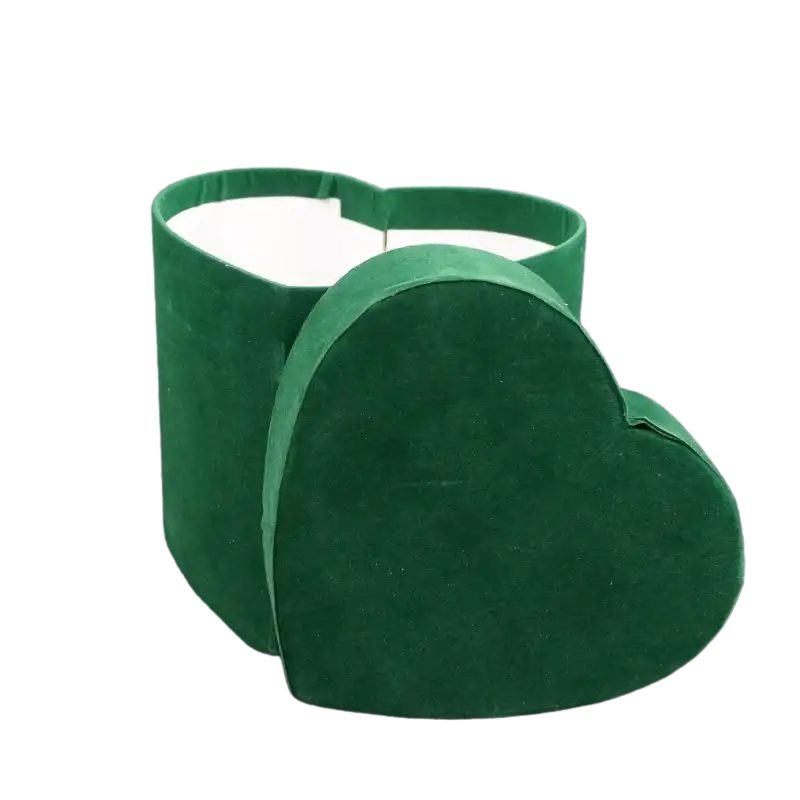 Zbliżenie na welurowy flowerbox 15 cm w odcieniu zieleni. Widoczna faktura materiału pokrywająca pudełko w kształcie serca.